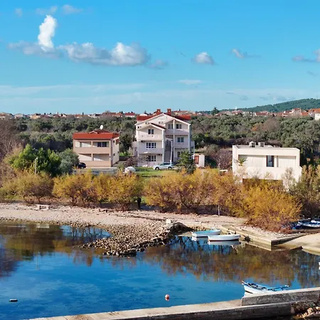 Beachfront Jermen Сукошан