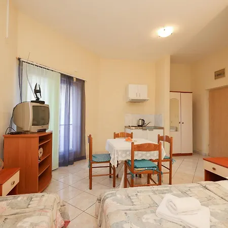 Beachfront Jermen Apartment *