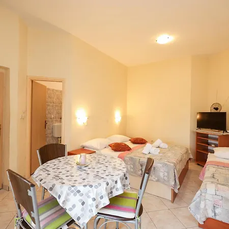 Beachfront Jermen Apartment Sukosan