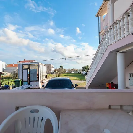 Beachfront Jermen Apartment