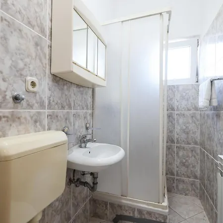 Beachfront Jermen Apartment *