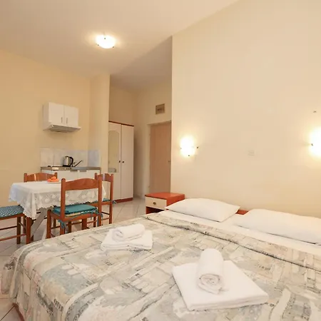 Beachfront Jermen Apartment *